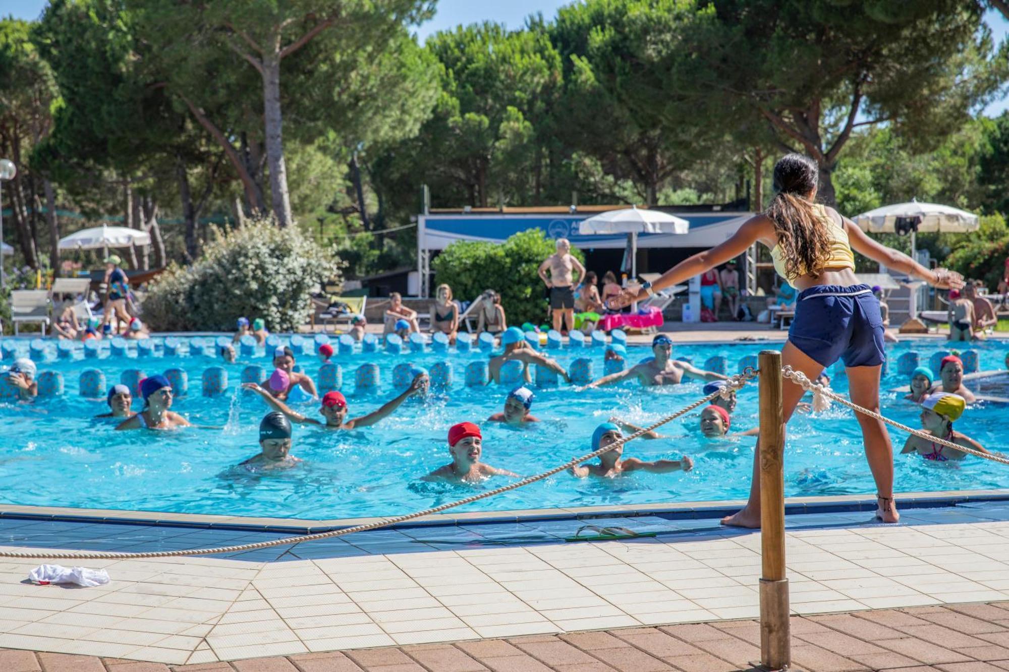 Gitavillage Argentario Альбінія Екстер'єр фото Swimming lessons at a campsite in France